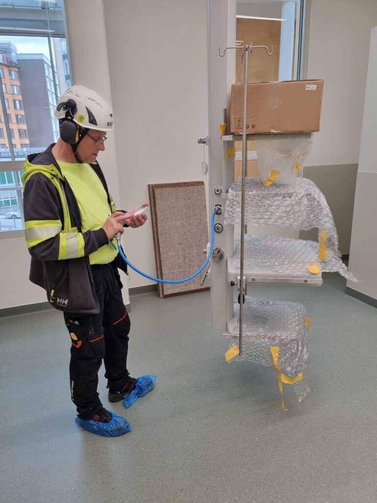 Hasse utför kontroller enligt 7396-1 standarden innan besiktning utav systemen.