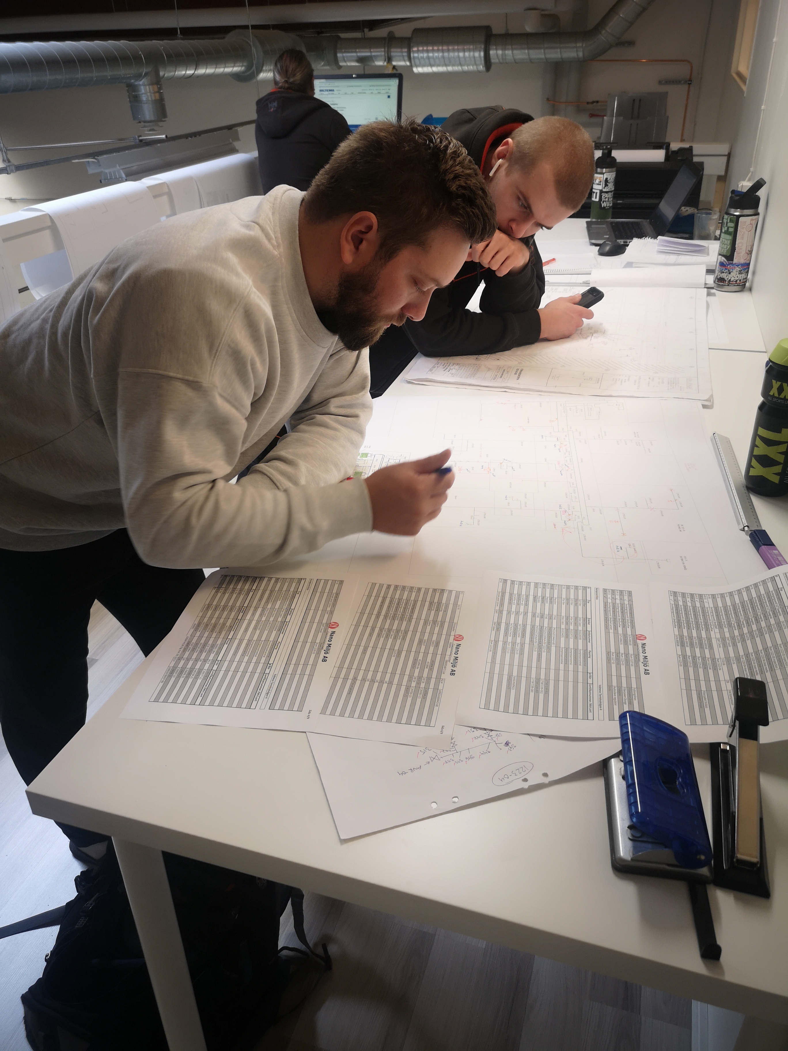 Jonathan och Erik arbetade hård för att sammanställa all nödvändig dokumentation.